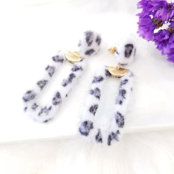 White faux fur leapord earrings - Picture 2 of 3